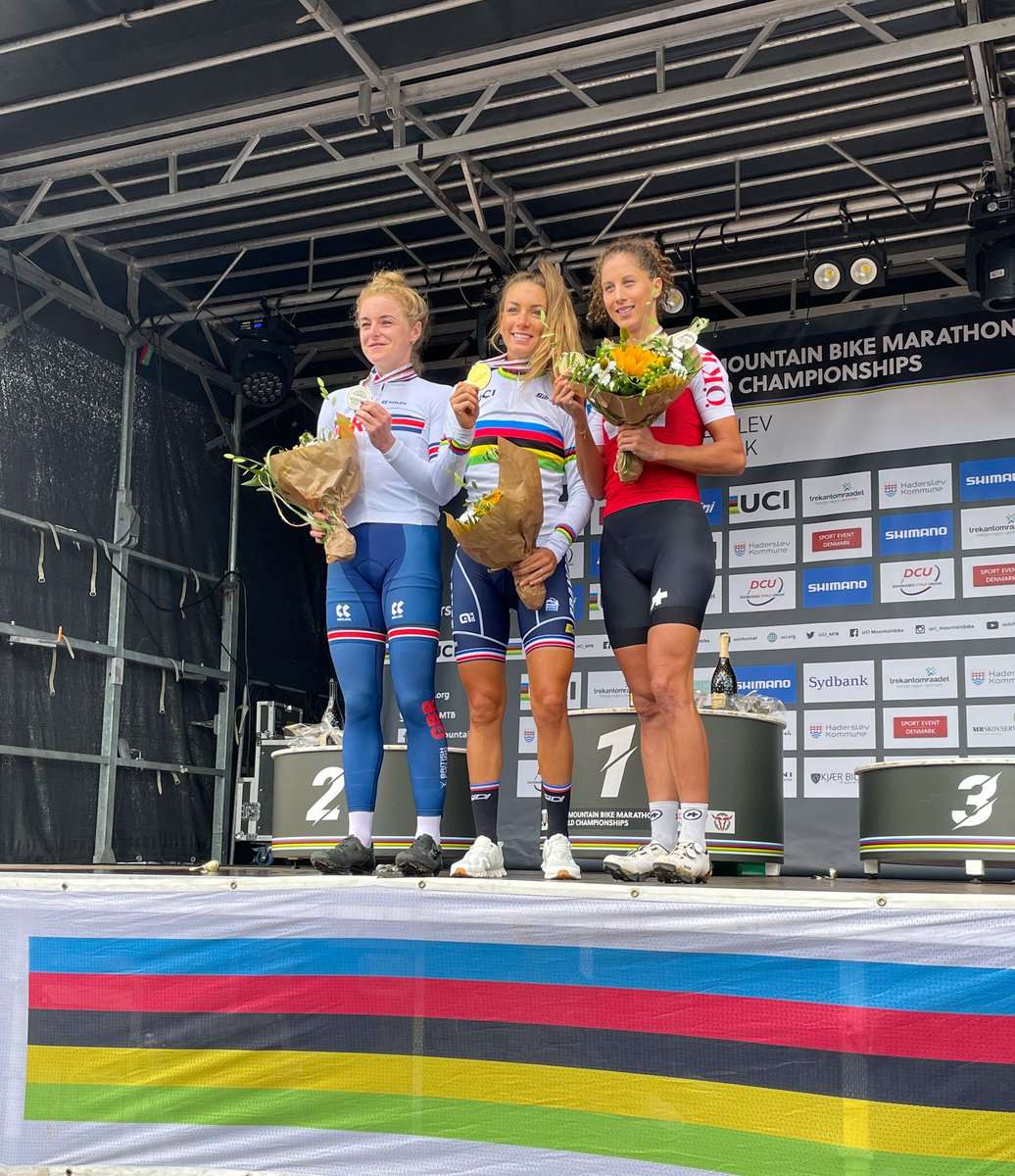 solobici_es's tweet photo. Sam Gaze y Pauline Ferrand-Prévot son los nuevos campeones del Mundo de MTB Marathon. 🌈
Se da la casualidad de que ambos son los actuales campeones del Mundo de Short Track, la modalidad de XC de carreras más cortas y explosivas.
#Haderslev2022 https://t.co/c7xBQi78uo