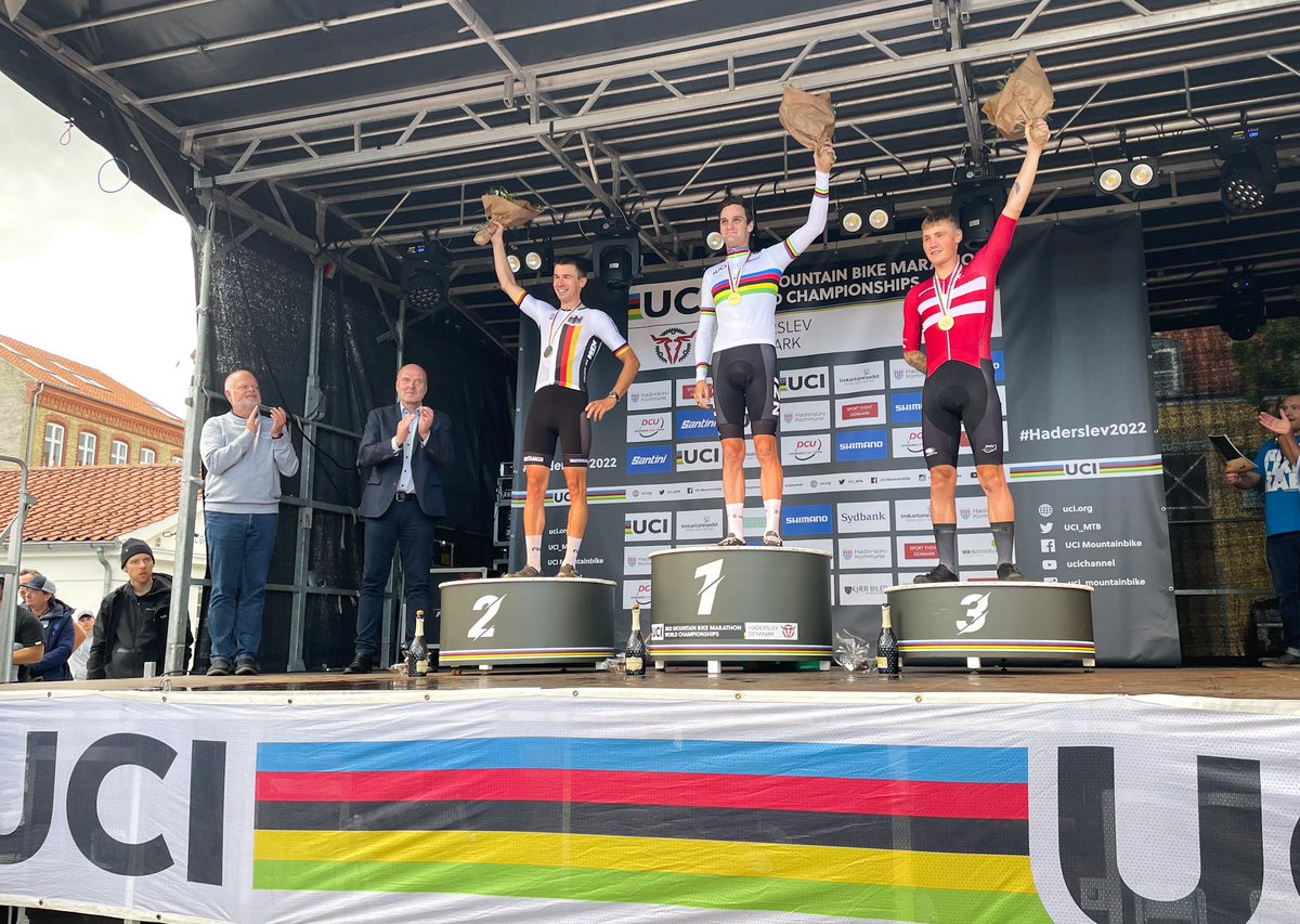 solobici_es's tweet photo. Sam Gaze y Pauline Ferrand-Prévot son los nuevos campeones del Mundo de MTB Marathon. 🌈
Se da la casualidad de que ambos son los actuales campeones del Mundo de Short Track, la modalidad de XC de carreras más cortas y explosivas.
#Haderslev2022 https://t.co/c7xBQi78uo
