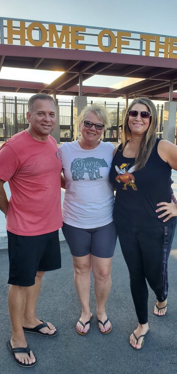 teamtreff's tweet photo. Colton Lady Yellowjackets tailgate fundraiser last night! Thank you to all who came out to support the girls and our endeavors. Thank you to my teacher friends who donated or came @jo_medina4 and my 5th grade families too.All in all a great night. Go Yellowjackets!#coltonpride https://t.co/mgrMqQvQvG