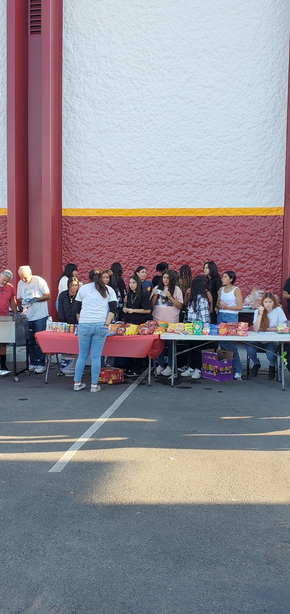 teamtreff's tweet photo. Colton Lady Yellowjackets tailgate fundraiser last night! Thank you to all who came out to support the girls and our endeavors. Thank you to my teacher friends who donated or came @jo_medina4 and my 5th grade families too.All in all a great night. Go Yellowjackets!#coltonpride https://t.co/mgrMqQvQvG