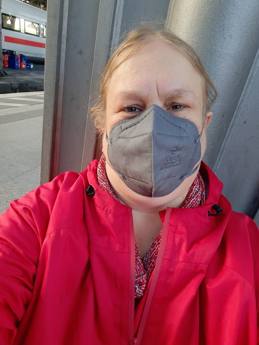 GryffindorKatze's tweet photo. Warten auf den Zug nach Hause. #smartmob war gut, viele neue Gesichter. Nur der Regen hätte noch ne Stunde warten können. Gleich ab unter die Kuscheldecke. https://t.co/YPXooVjmJX