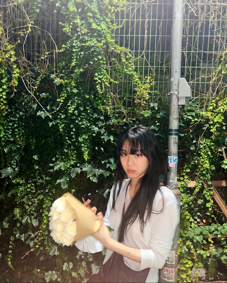 Wansu1020's tweet photo. POV: you gave Chaeyoung flowers and this is her reaction. https://t.co/WBXfIomjAu