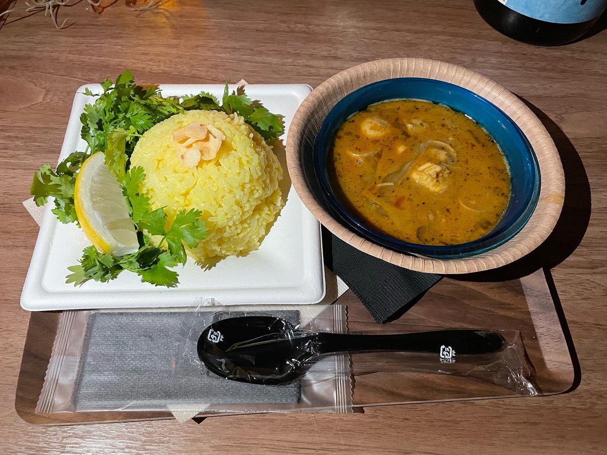 Violett60904420's tweet photo. 本日のちよカリー
辛みと旨みと酸味の絶妙なハーモニーのシーフードカレーにニンニクチップスとパクチー&レモン添えのサフランライスとの相性抜群
見かけ通りの華やかな逸品
2食も頂いてしまいました😊
#BOXENERGY
#スパイシーシーフードカレーwithサフランライス https://t.co/YVLa6ozcBq