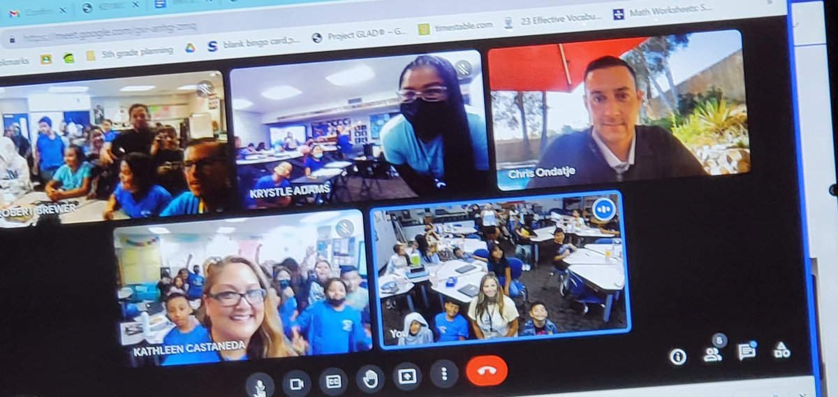 teamtreff's tweet photo. Yesterday we invited a pilot to come speak to our students abt the math and Science involved in flying a plane. Students showed their spirit by wearing shirts with things that fly. Ss asked amazing questions.We appreciated Chris Ondatje for giving back, as he also is a CHS alumni https://t.co/M8npJExZu7