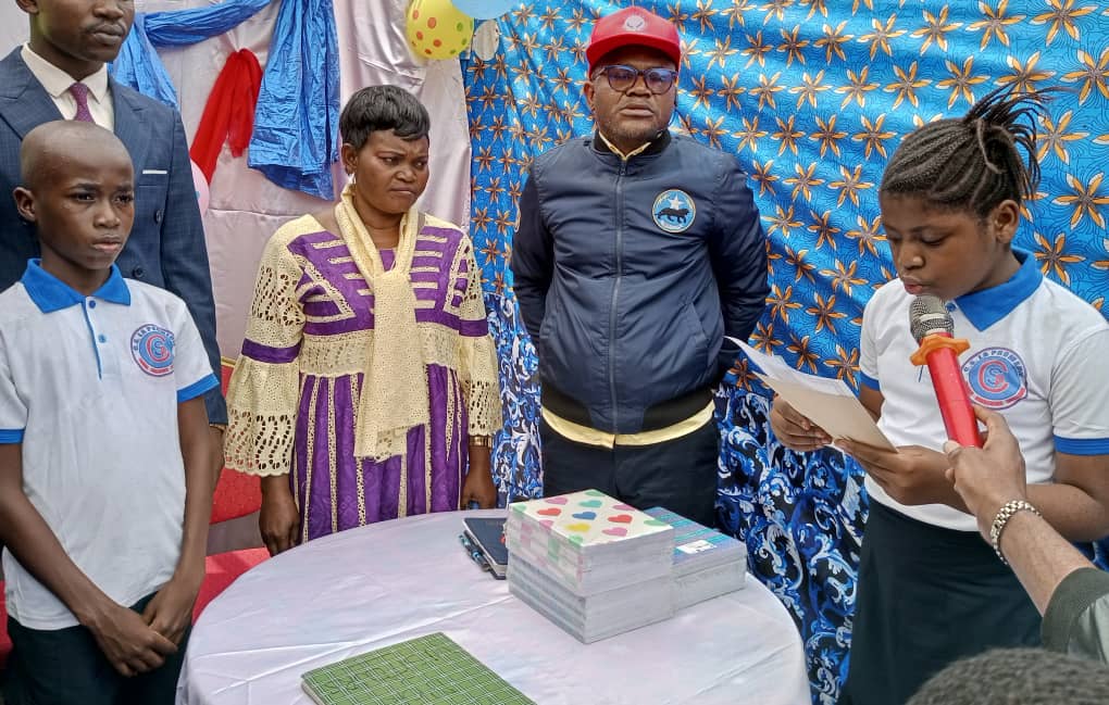 CongoUni5's tweet photo. Le président national a fait un don des fournitures scolaires, ce samedi 17 septembre 2022, aux élèves du  Complexe scolaire La Promedie, dans la commune de Makala en sa qualité de partenaire éducatif.

Union-Solidarité- Développement https://t.co/wYhSPPfDzL