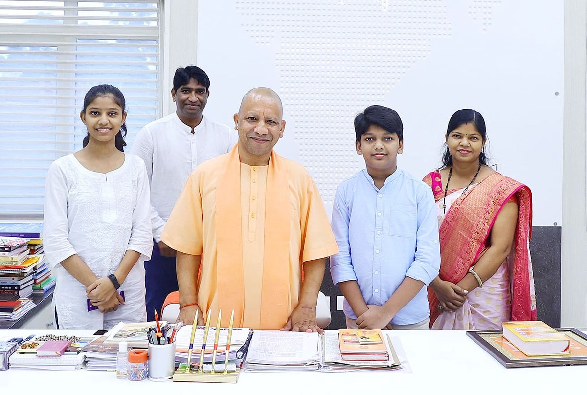 myogioffice's tweet photo. मुख्यमंत्री श्री @myogiadityanath जी महाराज से आज उनके लखनऊ स्थित सरकारी आवास पर भारत के यश को अभिवर्धित कर रहे कानपुर के यशवर्धन ने सपरिवार भेंट की।

महाराज जी ने यशवर्धन को शुभाशीष व उज्ज्वल भविष्य हेतु शुभकामनाएं दी हैं। https://t.co/GBcLRbYxeK