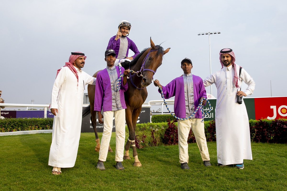 JockeyClub_SA's tweet photo. نتيجة الشوط الـ 3 

🤩 الحفل ( 39 ) 

📍الفرس : غلا لولوه

ابنة الفحل : الشيب

- المالك : ابناء سالم علي آل علي 

- المدرب : ممدوح العلي

- الخيال : عبدالله الخميس

- المسافة : 1400 م 

- الزمن : 1:35.41

#موسم_سباقات_الطائف 🐎 https://t.co/rjEJ0OwVIC