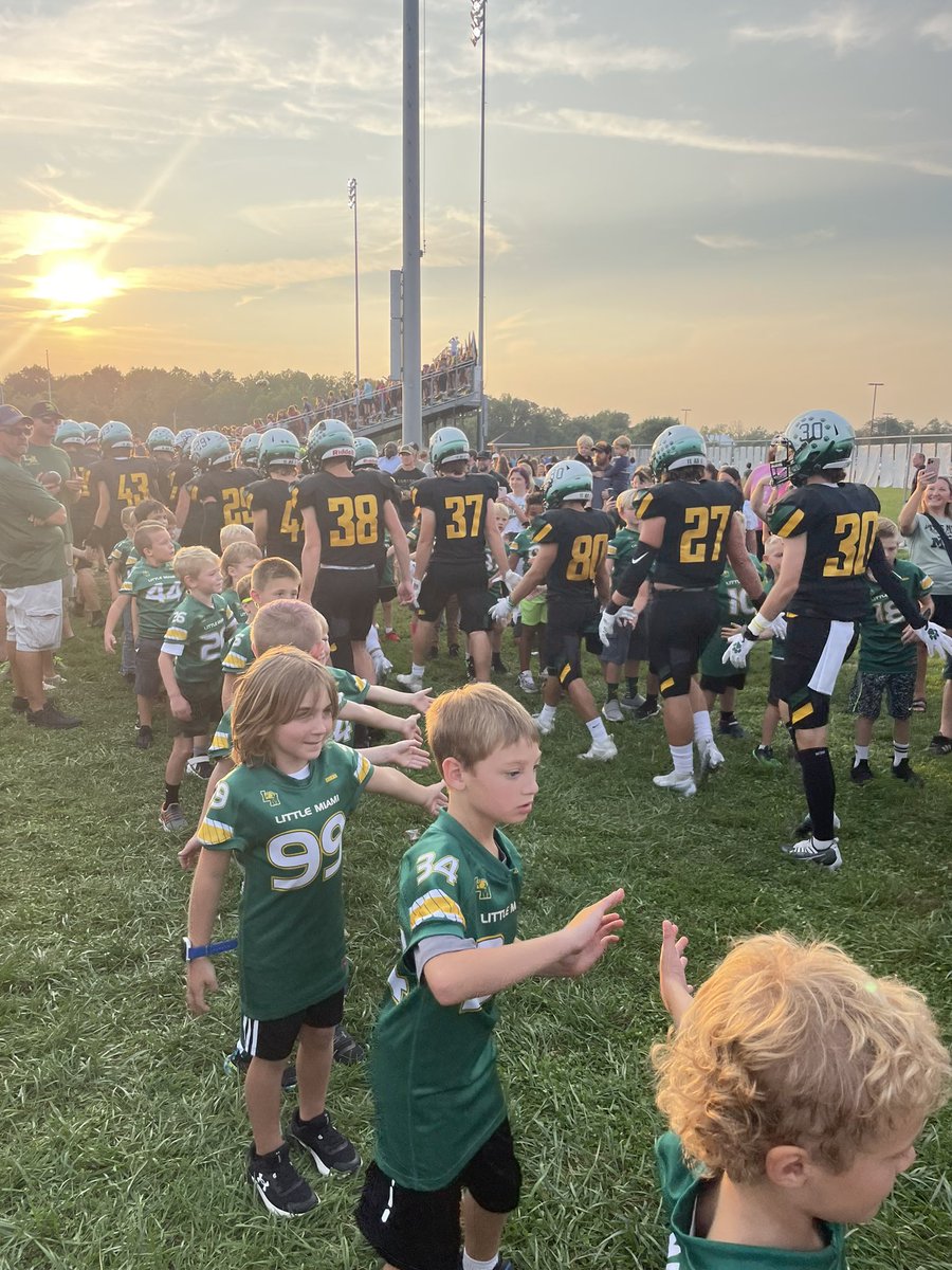 mk85bulls's tweet photo. Love the relationship our community has with @LM_Athletics @LM_Schools and our youth football 🏈 and cheer ! Last evening was incredible . These kids can’t wait to be a part of Friday Night Lights! @LittleMiamiFB @Coach___Jones @rob_z https://t.co/hHNRCx1zkQ
