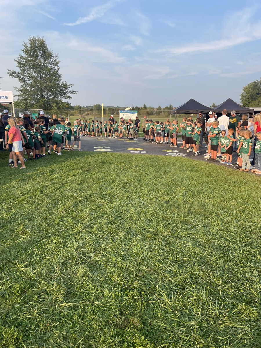 Love the relationship our community has with <a href="/LM_Athletics/">Little Miami Athletics</a> <a href="/LM_Schools/">Little Miami Schools</a> and our youth football 🏈 and cheer ! Last evening was incredible . These kids can’t wait to be a part of Friday Night Lights! <a href="/LittleMiamiFB/">Little Miami Football</a> <a href="/Coach___Jones/">Caleb Jones</a> <a href="/rob_z/">Rob Mason</a>
