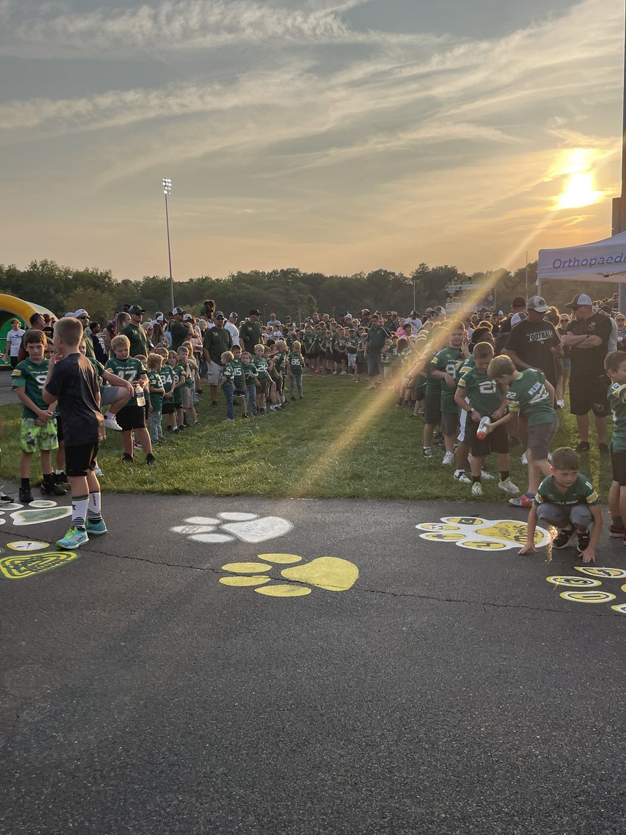 mk85bulls's tweet photo. Love the relationship our community has with @LM_Athletics @LM_Schools and our youth football 🏈 and cheer ! Last evening was incredible . These kids can’t wait to be a part of Friday Night Lights! @LittleMiamiFB @Coach___Jones @rob_z https://t.co/hHNRCx1zkQ