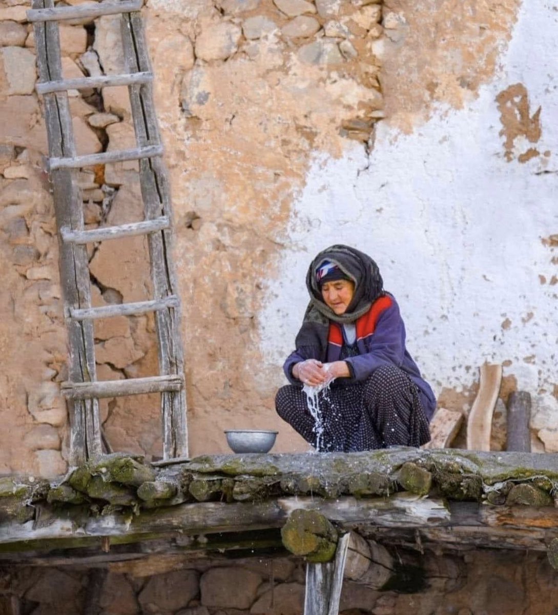 Şu TOKİ meselesini Bilal e anlatır gibi anlatayım.

Diyelimki talip olduğunuz ev Ankara'da
Evin sözleşme satış fiyatı850 bin TL
Vade:240 ay

Müracaatınız kabul edildi ve Kasım 2022 ayı itibarıyla  bankaya sözleşme imzalamaya gittiniz. 

Önce peşinat olarak 85.000 TL ödeyeceksiniz