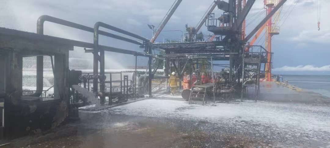 En la mañana, en el muelle de Guaraguao, un brazo de carga de gasolina se rompió derramando combustible en la cubierta del barco y en el muelle, lo que provocó un incendio en esa área. Ya el incendio fue sofocado TOTALMENTE. En pocas horas reanudaremos operaciones en ese muelle.