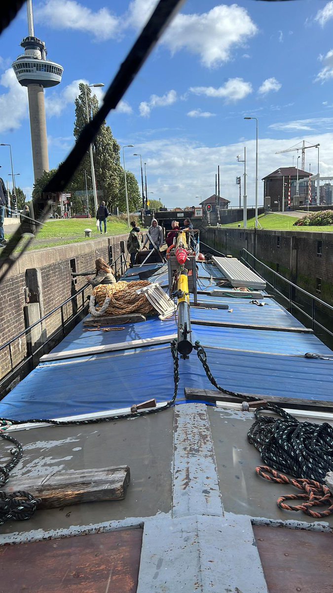 nautilusdelft's tweet photo. Met de 18+’ers hebben we een weekend op de M.S. Energie. We houden ff pauze in de sluis bij de #euromast in #Rotterdam. Met de wind in de rug gaat het varen in elk geval lekker vlot! Check https://t.co/uCFdKtJ9Ba om te zien waar we zijn! #historischbedrijfsvaartuig #scouting https://t.co/5L9HoiPvv7