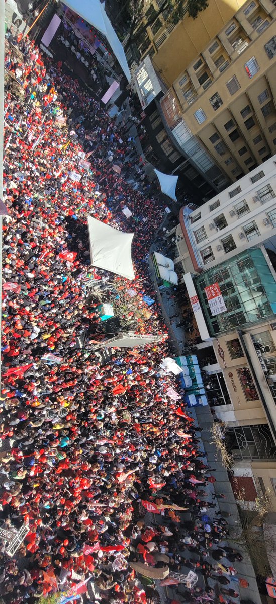 viccommie's tweet photo. Curitiba está gigante pra ver Luiz Inácio Lula da Silva! #LulaNoPR https://t.co/VhC7zrpmxc