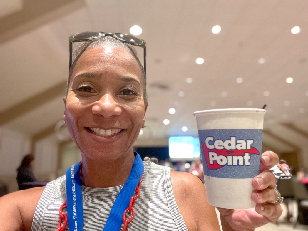 Chatonsworld's tweet photo. I'm in the room where it happens! I was late though. Who else is here?! @BloggyMoms @BloggyCon @cedarpoint #bloggycon https://t.co/5KPDCynbtX