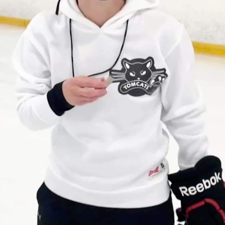 DebbieBellows's tweet photo. I accidentally left a bag of @TomCatsLadies hoodies, yellow pinnies &amp; a pink @Xhockey /TomCats jersey on the sidewalk on Queen's Road on Thursday, September 15th. It was gone when we returned to get it. It's of no use to anyone else. We'd appreciate getting it back. Please RT https://t.co/7x36shPRQb
