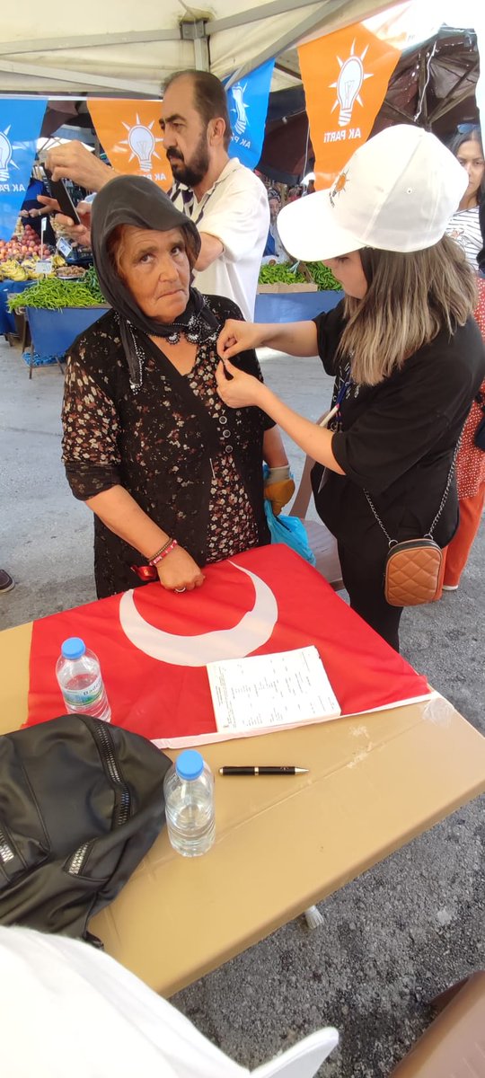 altindagakgnc's tweet photo. 📍 Aydınlıkevler Mahallesi

Seçim İşleri Birimimiz semt pazarında stant çalışması yaptı.Ailemize yeni gönül erleri kazandırdık. Pazar esnafıyla görüşüp halkımızla hasbihal ettik. 

@efedemirhann
@Fatih__Bildik
@asimbalci
@hasanakyoll06
@yusufteceren06 https://t.co/zpykxlRcqc