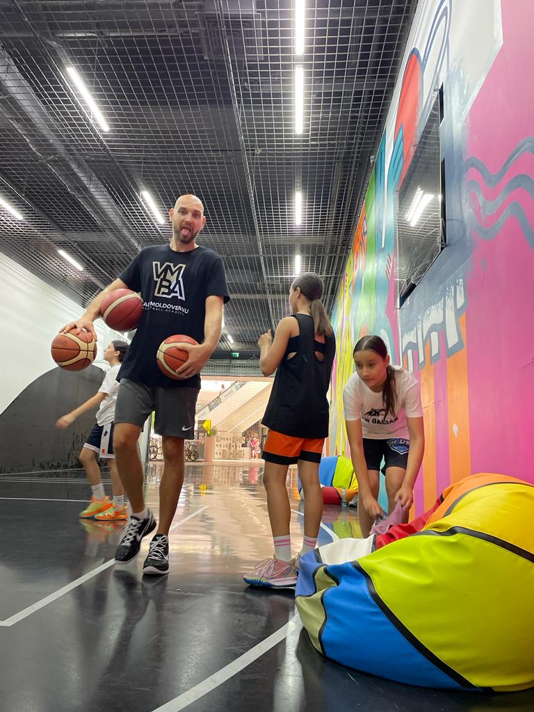 VMBAcademy's tweet photo. Din când în când, printre antrenamente, @VladMoldoveanu9  își rezervă din timp să să adauge o cărămidă 🧱 la fundația de cunoștințe a noii generații de baschetbaliști. ⛹🏼‍♀️

Shoutout to our partner, @basketball_labro! 💪🏽

#VMBA #vladmoldoveanu #basketballacademy https://t.co/x4CVN4Y8Ro