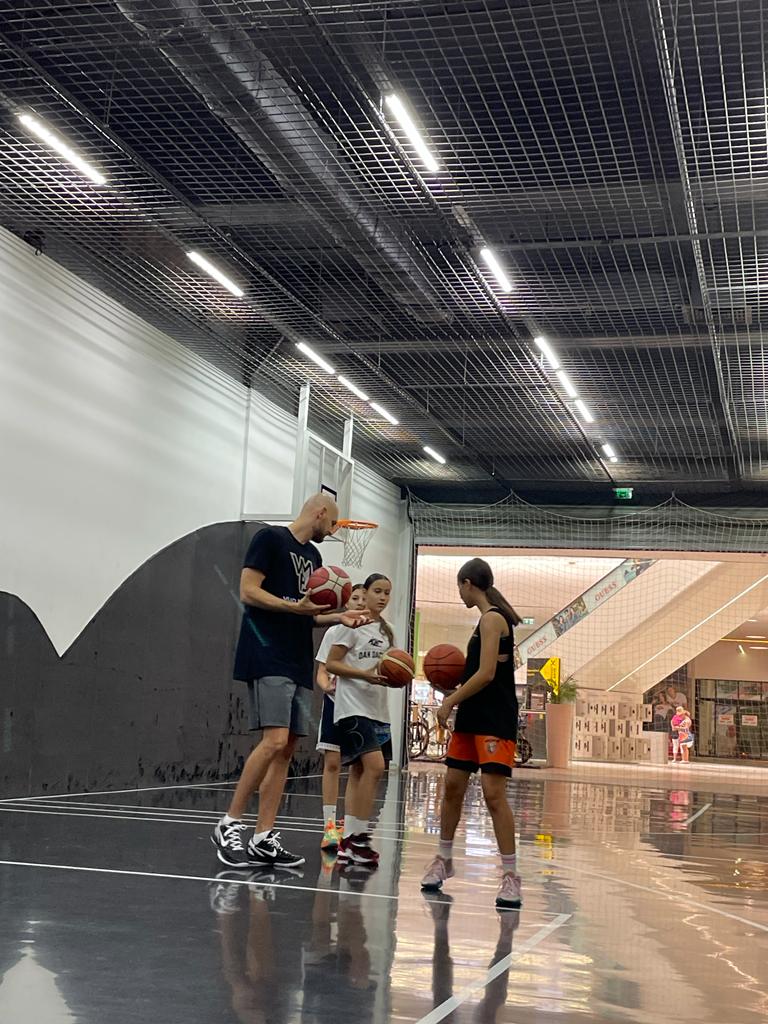 VMBAcademy's tweet photo. Din când în când, printre antrenamente, @VladMoldoveanu9  își rezervă din timp să să adauge o cărămidă 🧱 la fundația de cunoștințe a noii generații de baschetbaliști. ⛹🏼‍♀️

Shoutout to our partner, @basketball_labro! 💪🏽

#VMBA #vladmoldoveanu #basketballacademy https://t.co/x4CVN4Y8Ro