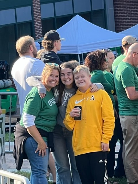 scottelliott_nc's tweet photo. @WataugaSchools @espn @CollegeGameDay @DonorsChoose @mrwinbushchoir @tate_teacher https://t.co/2k75XVbubC