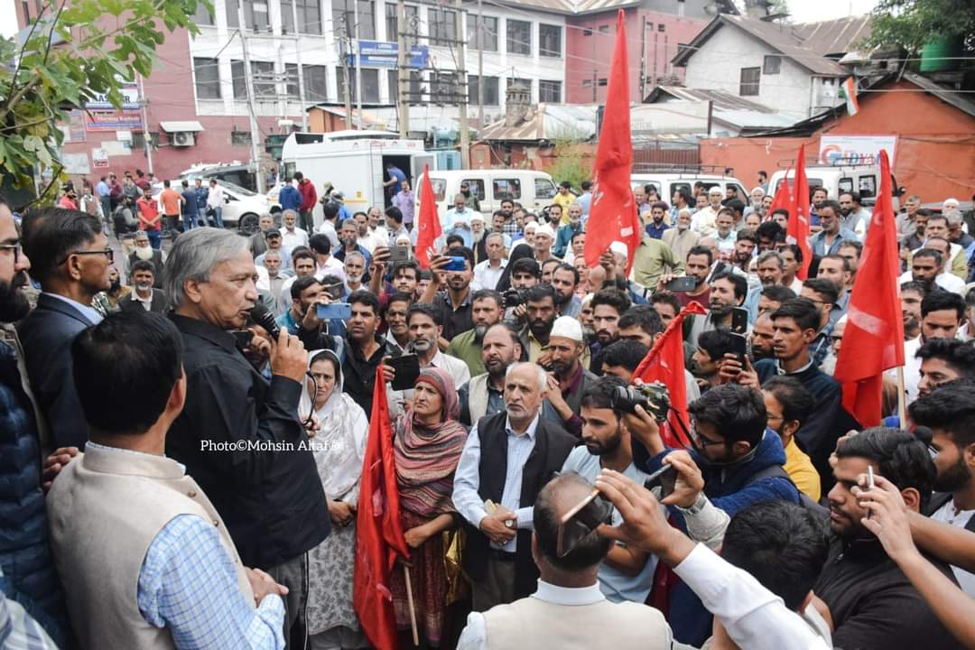 LoneAaKash7's tweet photo. As a part of national wide protest programme, CPI(M) held a protest demonstration at press colony srg today against price rise, unemployment, attacks on the working class people, peasants , apple growers and democratic rights of the people of J and K .
#leftisalternative✊️ https://t.co/iYVXc0FKLV