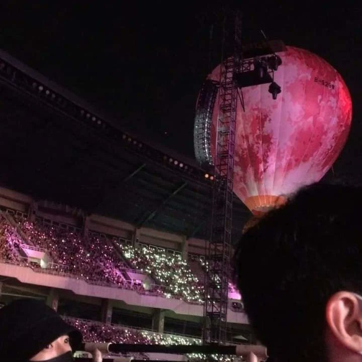 UaenaRosel's tweet photo. Jungkook at @_IUofficial concert?? #JungkookatConcert #jieun #happyUaena @BTS_twt https://t.co/Xm2mwHHN1U