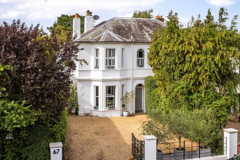 MyMoveTracker's tweet photo. 🛏️ 4 bedrooms
💷 £1,450,000
📌 Queens Road, Tunbridge Wells, TN4
🔑Marketed by @knightfrank

The Property has been completely renovated by the owners to an exceptional standard. The owners have updated it to offer a blend of style and comfortable living. #buying #forsale ⁠ https://t.co/lA92iciUbh