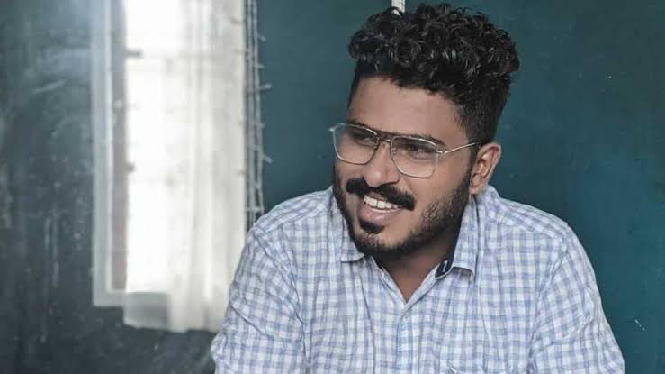Cinephile05's tweet photo. Director #JithinIssacThomas , his way of story telling , with politics touch, Dilaogues &amp; Impact laam theeya irukku 🔥🔥🔥

#AttentionPlease (Now streaming in #Netflix), which was shot before #PraThooMu last segment from #FreedomFight anthology 

Kandippa paakalam (&amp; then decide) https://t.co/4HMFXyiWFX