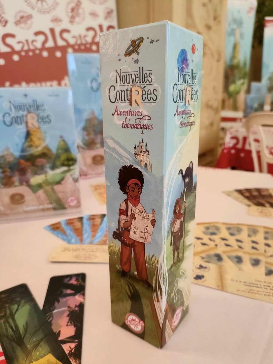 Une EXTENSION pour Nouvelles ContRées ! La voici en présentation à tous les ludicaires sur le festival de Vichy !
Nous sommes très fiers de pouvoir présenter enfin cette extension !!!
Elle sera disponible en magasin début novembre. Nous vous en parlons bientôt en détail ! 🥰🥰🥰