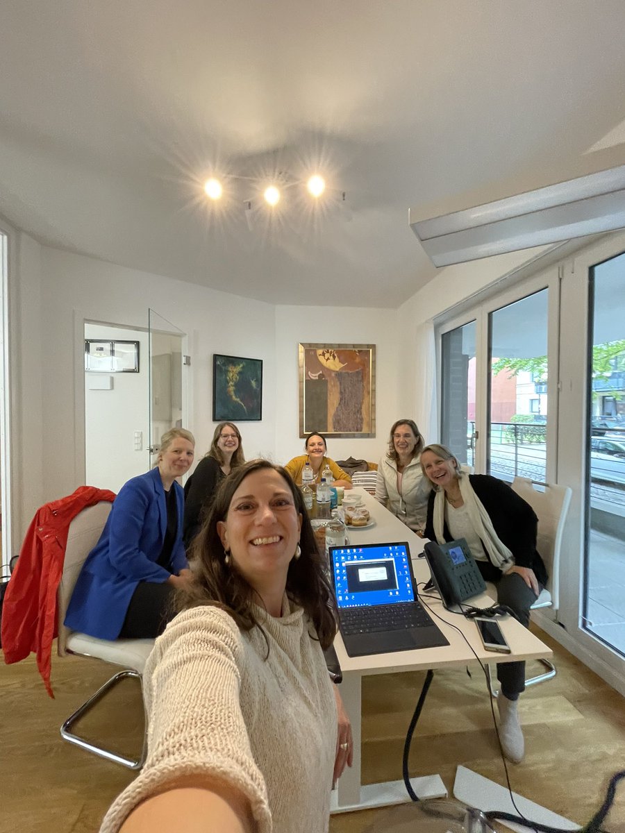 Und heute, liebe @praesidentindjb, tagt intensiv die Kommission Digitales des @juristinnenbund in Hamburg. Dieses Mal noch ohne <a href="/MarcoBuschmann/">Marco Buschmann</a> - nächstes Mal aber mit <a href="/MarcoBuschmann/">Marco Buschmann</a> , oder? <a href="/Leonie_Steinl/">Leonie Steinl</a> @fem_fam_law <a href="/berlin_lawyer/">Saskia Ostendorff</a> <a href="/schwesthea/">Theresia Rasche</a> @KStelkens