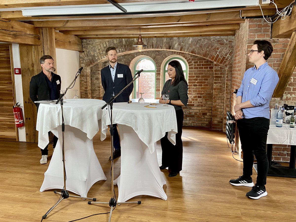 djv_bo's tweet image. Fragerunde mit unseren Start-Ups @goodnews_mag, @NalanSipar und @Vertical_52 im Pitch. Währenddessen gehen die Stimmzettel rum. Wir sind gespannt, wer gewinnt. #djvbo