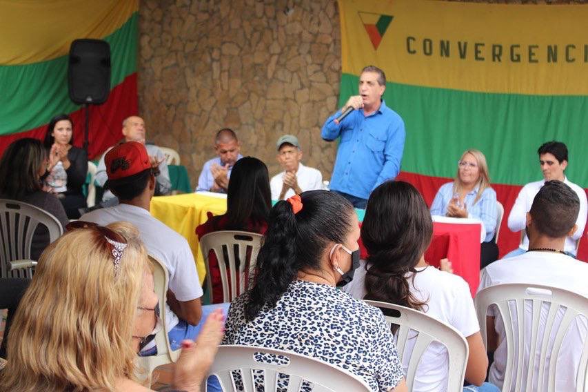 BiagioPilieri's tweet photo. Cada vez son más los ciudadanos que se unen a la gran familia tricolor 🟡🟢🔴

Esta vez acompañando en asamblea a un distinguido equipo de coordinadores en el municipio Peña del estado #Yaracuy 

#UnidadEnPrinarias ✊ https://t.co/ImC0LzoCjQ