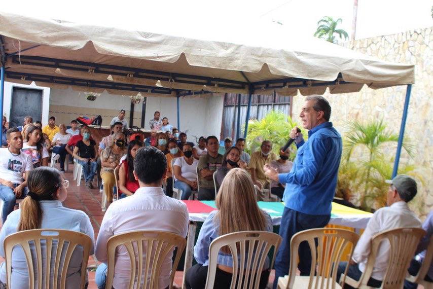 BiagioPilieri's tweet photo. Cada vez son más los ciudadanos que se unen a la gran familia tricolor 🟡🟢🔴

Esta vez acompañando en asamblea a un distinguido equipo de coordinadores en el municipio Peña del estado #Yaracuy 

#UnidadEnPrinarias ✊ https://t.co/ImC0LzoCjQ