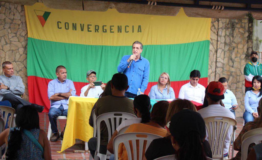 BiagioPilieri's tweet photo. Cada vez son más los ciudadanos que se unen a la gran familia tricolor 🟡🟢🔴

Esta vez acompañando en asamblea a un distinguido equipo de coordinadores en el municipio Peña del estado #Yaracuy 

#UnidadEnPrinarias ✊ https://t.co/ImC0LzoCjQ