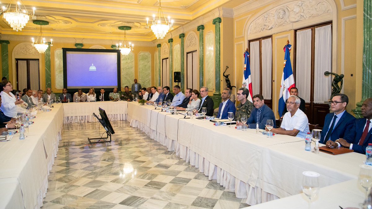 JuanSalasRD's tweet photo. Participamos de la reunión encabezada por el Pdte. @luisabinader y la VP @raquelpenavice junto a los ministerios y las direcciones que intervienen en situación de emergencia para coordinar las acciones de manera preventiva para afrontar el paso de la tormenta tropical #Fiona. https://t.co/s4pM1jOPpr
