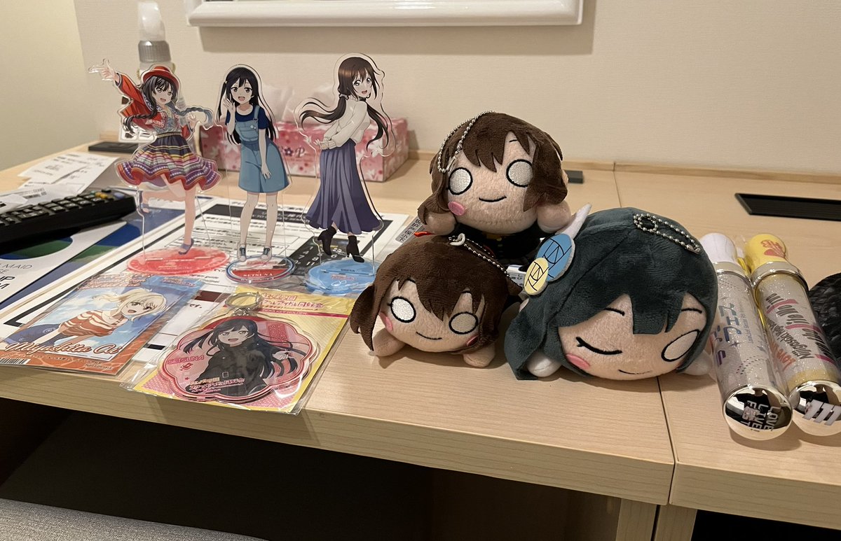 「持ってきたグッズと戦利品を並べてみた。 」|雪風🌟のイラスト
