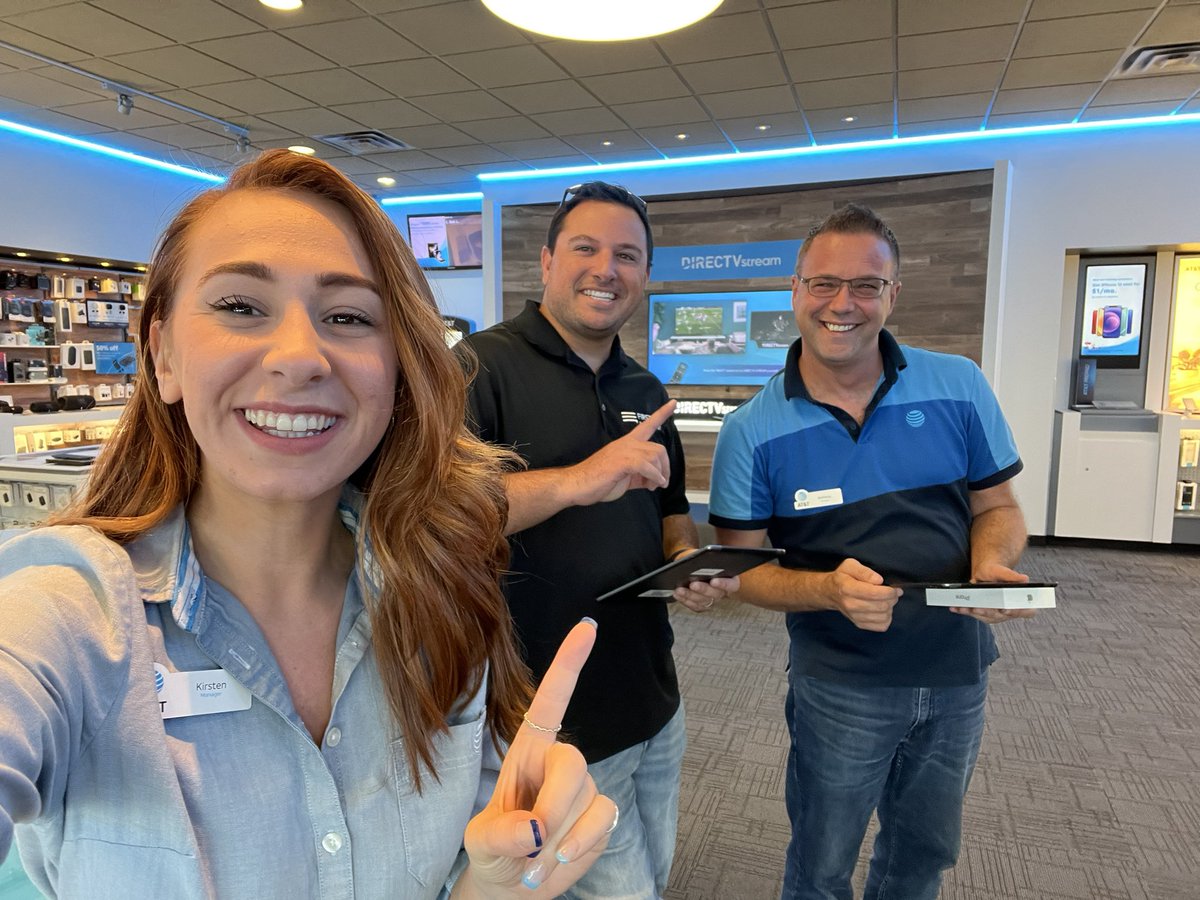 anthonydomonick's tweet photo. All day collaboration with @FirstNetJake during a great visit with Team Countryside during an awesome launch weekend!! @DanielaCarla00 @jrluna11 @One_FLA @theeastregion #WinningTheWeekend #LifeAtAtt @tonibraxton44 @kirvanderhoof https://t.co/FiorulvBzm