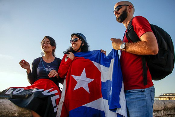 leticiadeCuba's tweet photo. Mis amigos salieron hoy a la calle a dar un Sí por el Código de las Familias que nos ayudará a tener un mejor país. 

Me enorgullecen mis amigos y #Cuba. 

#CódigoSí ❤ https://t.co/41JOUgWugG