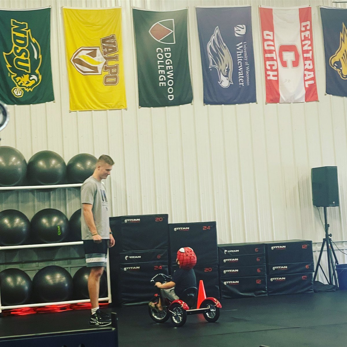 CRPerformanceT's tweet photo. Just a conversation between 2 of our top athletes. I can only imagine what they are talking about. 

Thank you @bradyklahn for taking the time to chat with the little guy. It means more to him than you will ever know. https://t.co/LHmO2fXVN9
