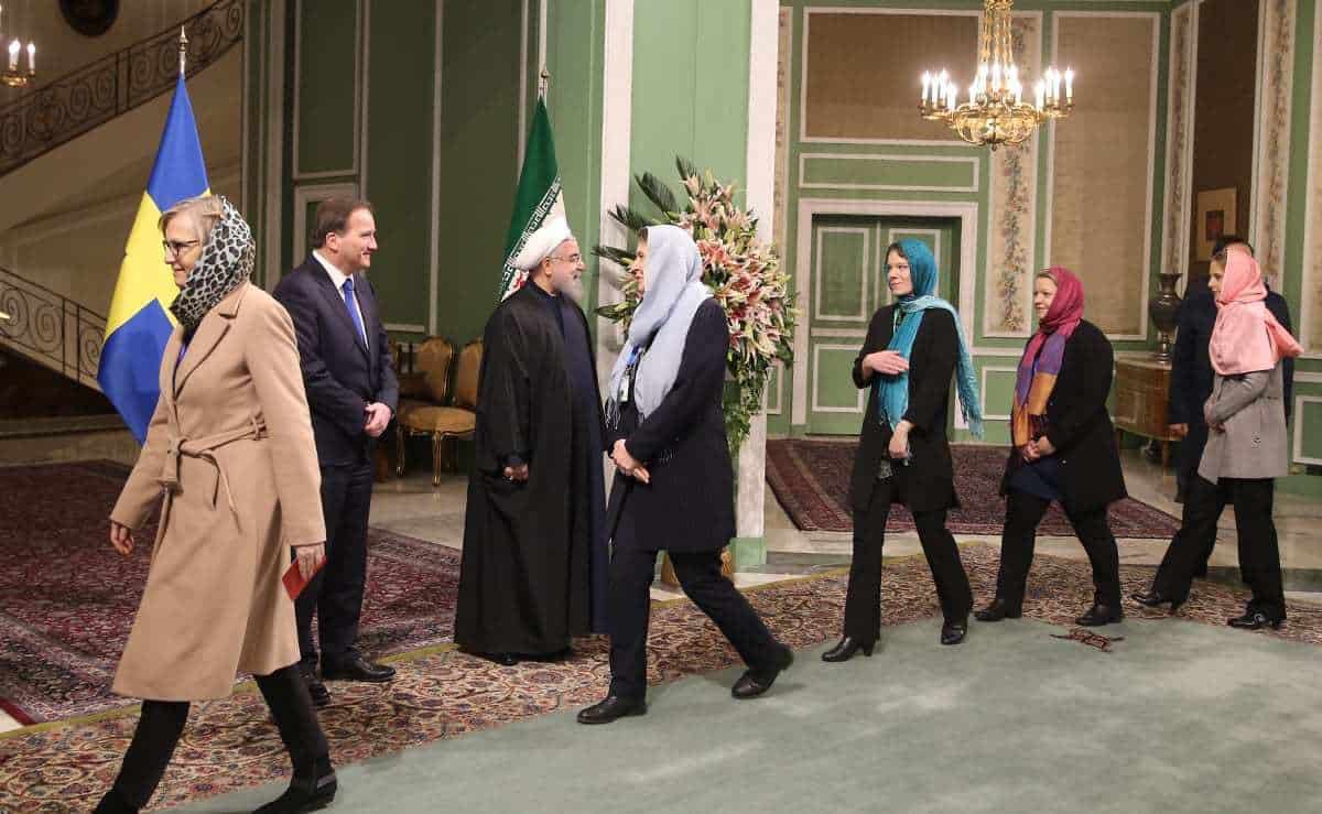 hanifbali's tweet photo. Berätta mer om din feminism, Ann. En 22-årig kvinna avled precis av sina skador i Iran, efter att ha slagits sönder av regimens hijabpolis. Ditt fjäsk för den iranska regimen saknar motstycke i något västerländskt land. https://t.co/80SlHaSHNl
