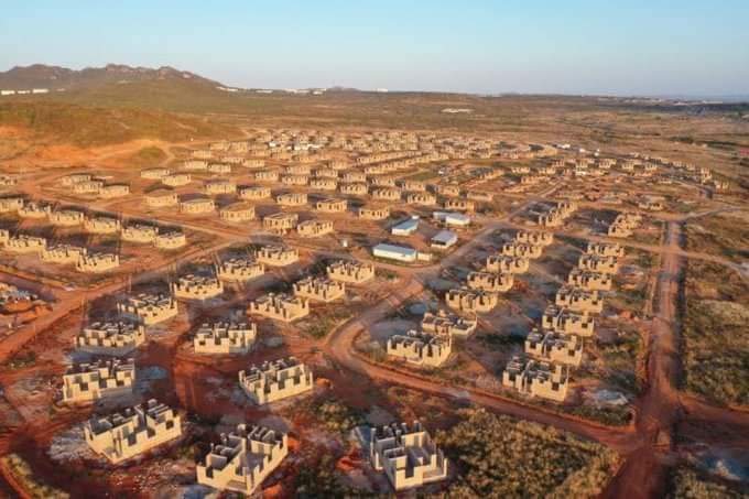 AfricaFactsZone's tweet photo. Tanzania's former President John Magufuli constructed over 500 affordable houses as part of the Iyumbu Housing Project for citizens in Dodoma.

He launched the project in 2017.

Tanzania's Government aims to construct over 30,000 houses before 2025. https://t.co/TCtBmYazgS
