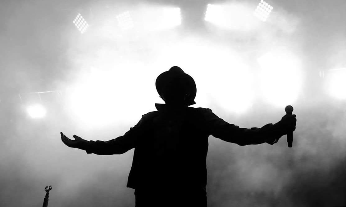 Soy_Barriero's tweet photo. Selu: Estaré con ustedes muy pronto, antes de que termine este año. Ver tantos comentarios esperando mi vuelta fue impresionante.
Mi música regresa para darle a la nostalgia los recuerdos que necesitan, los que siempre estuvieron conmigo.
La escena, mi vida. Mi amor en escena. https://t.co/NGhegWd0S0