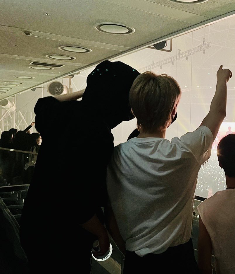 amesoeur_02's tweet photo. from watching concert together to performing on their own concert together 🥹 https://t.co/NbujayOKS8