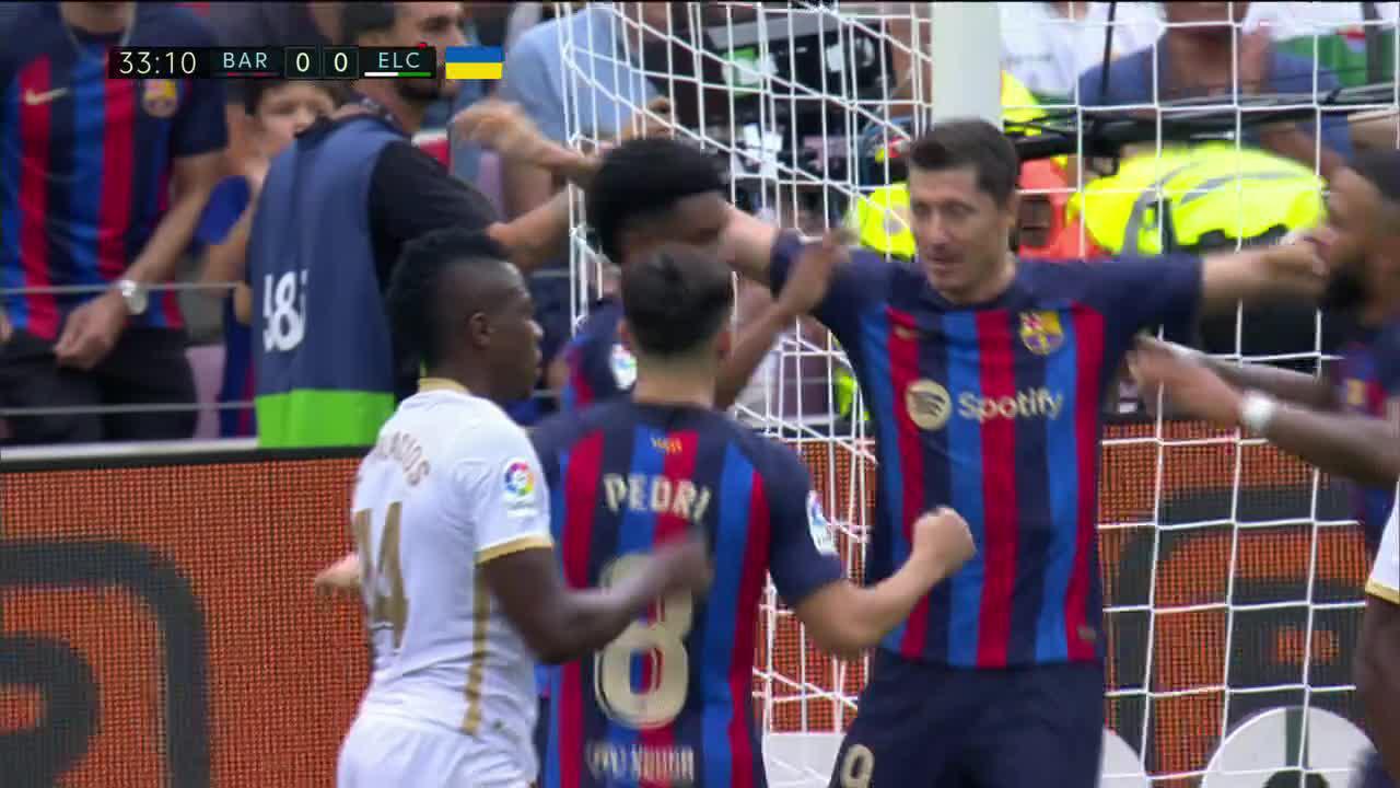 Robert Lewandowski gives Barcelona the lead 👏”