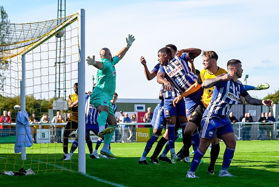 HALF TIME: Leamington FC vs Nuneaton Borough F.C.
0-0

Closest moment to a goal.

#LEANUN