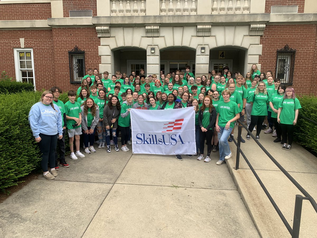 lhsbroadcasting's tweet photo. @lhsbroadcasting  and LHS Stanbery Career Tech students volunteering at the United WayCommunity Care Day @dtlancasteroh https://t.co/E4mF6xMJDq