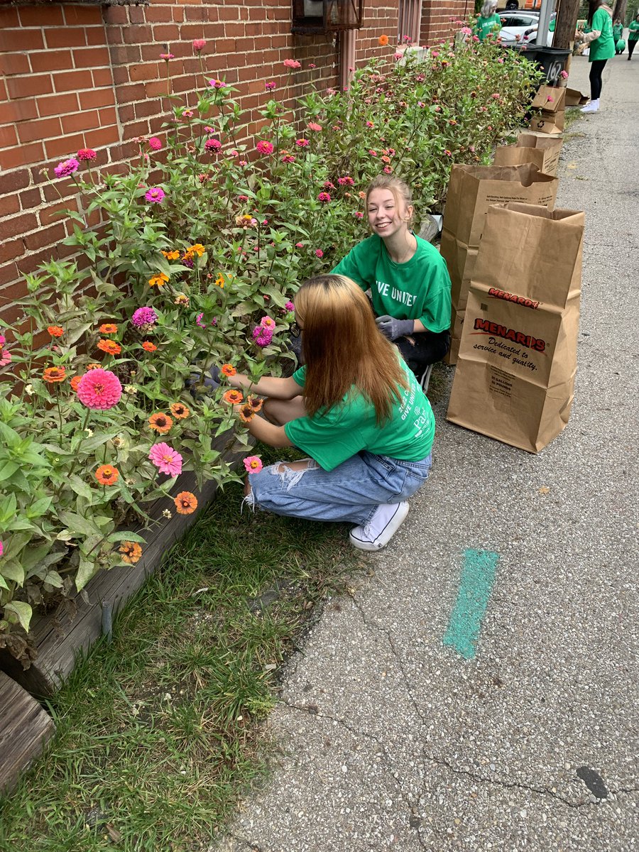 lhsbroadcasting's tweet photo. @lhsbroadcasting  and LHS Stanbery Career Tech students volunteering at the United WayCommunity Care Day @dtlancasteroh https://t.co/E4mF6xMJDq