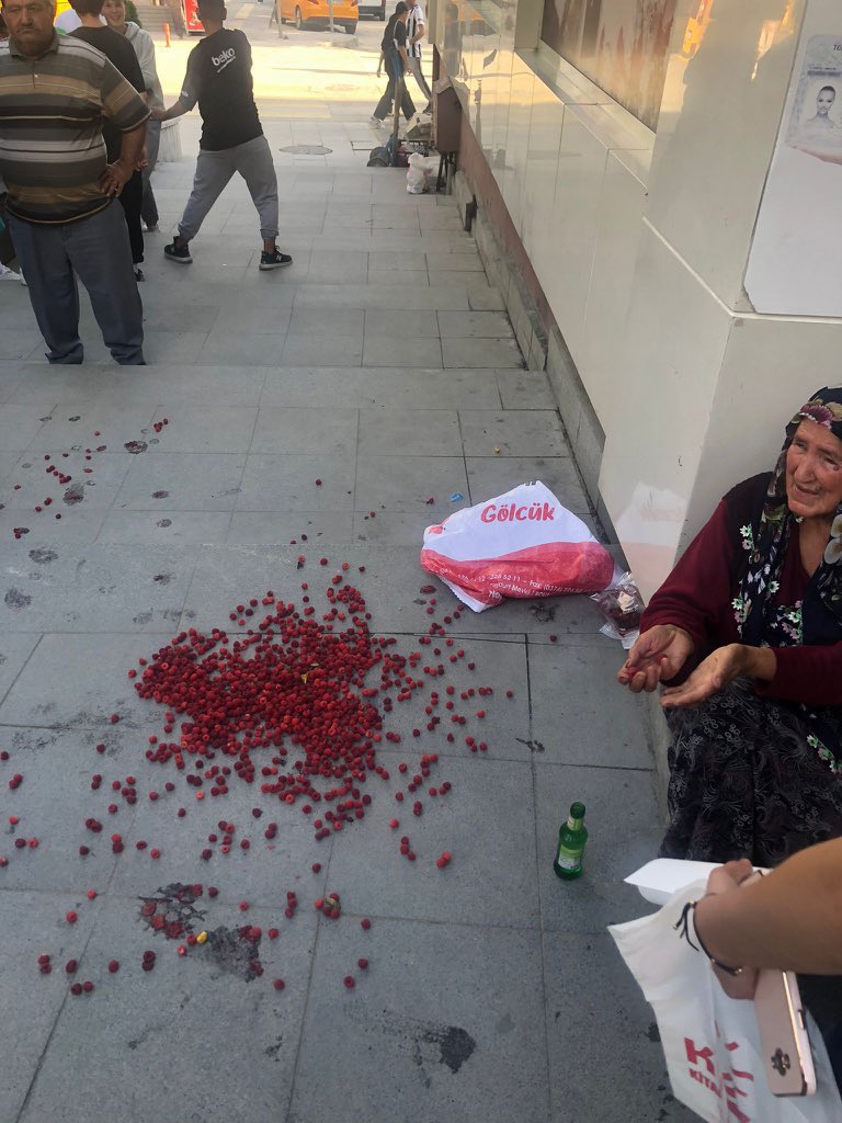 Gücünüz evine helal lokma götürmeye çalışan bu teyzeye mi yetti?
#BoludaZabıtaŞiddeti