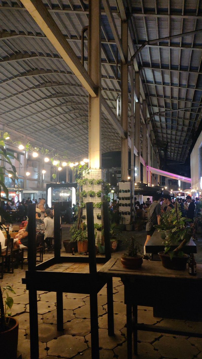 simplycurious19's tweet photo. Sobrang daming tao. This is so wrong to go here alone haha https://t.co/XDA4MT3CCA