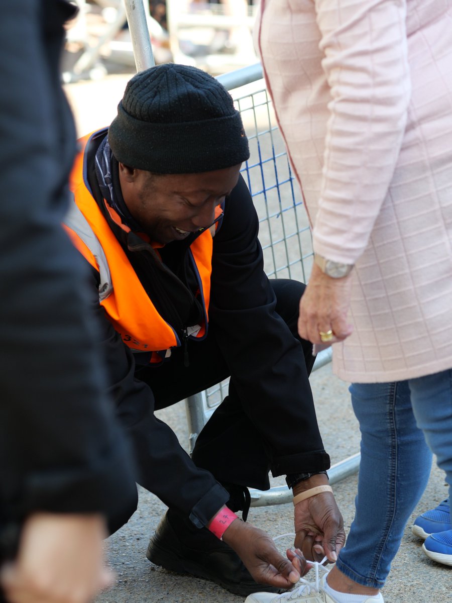 Thankful for the police and security who were stewarding the huge crowds in central London today, especially to this man from APS who joyfully offered to help a member of the public in all the crowds on The Mall.  <a href="/AP_Security_ltd/">AP Security Ltd</a>